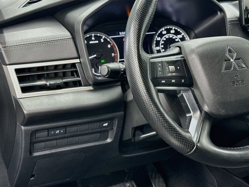 Used 2024 Mitsubishi Outlander SE FWD image 17