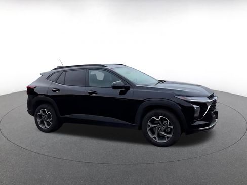 Used 2025 Chevrolet Trax LT w/ LT Convenience Package image 2