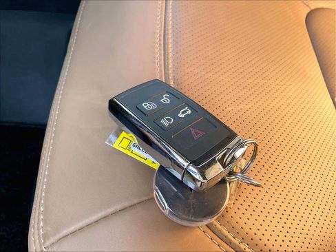 Used 2025 Land Rover Defender 110 X-Dynamic SE image 12