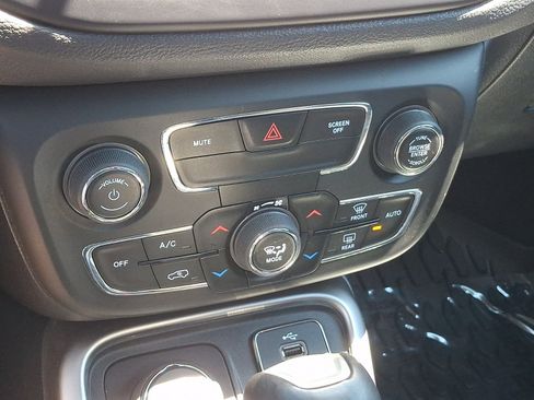 Used 2018 Jeep Compass Latitude w/ Popular Equipment Group AWD/4WD image 15