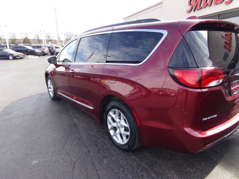 Used 2017 Chrysler Pacifica Touring-L w/ Tire & Wheel Group FWD image 39
