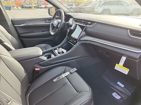 New 2025 Jeep Grand Cherokee L Limited w/ Black Appearance Package image 10