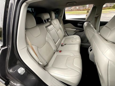 Used 2019 Jeep Cherokee Limited w/ Technology Group image 15