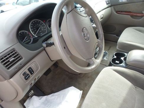 Used 2005 Toyota Sienna XLE image 12