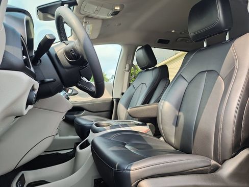 Used 2024 Chrysler Pacifica Touring-L FWD image 13
