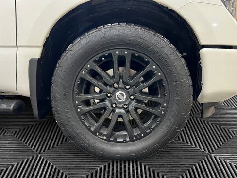 Used 2018 Nissan Titan SV image 11