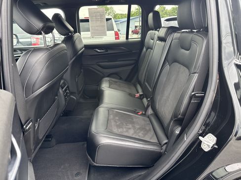 Used 2025 Jeep Grand Cherokee Altitude AWD/4WD image 28