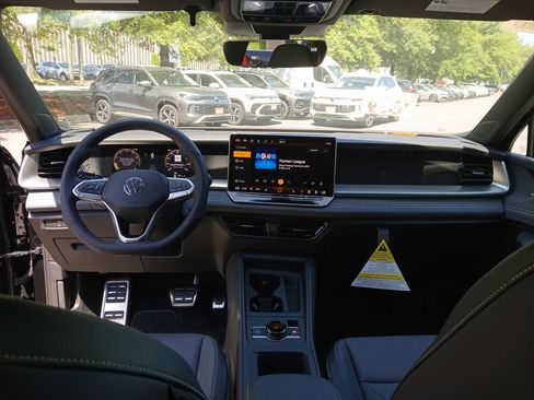 New 2025 Volkswagen Tiguan SE R-Line image 12