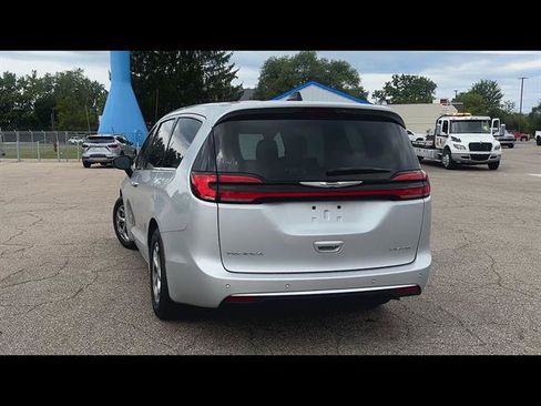 Used 2024 Chrysler Pacifica Limited FWD image 32