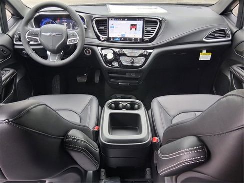 Used 2026 Chrysler Pacifica Select image 14