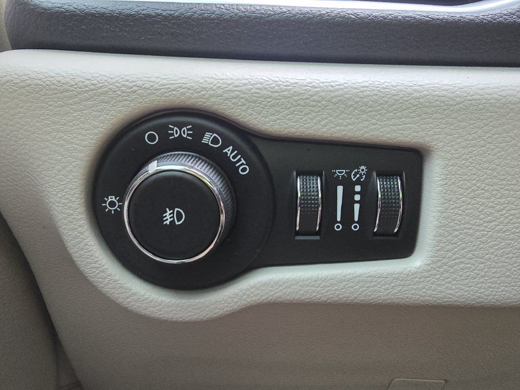Used 2018 Chrysler Pacifica Limited w/ Advanced Safetytec Group FWD image 32