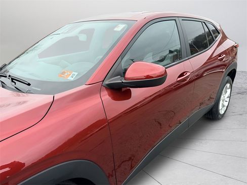 Used 2024 Chevrolet Trax LS w/ LS Convenience Package image 12