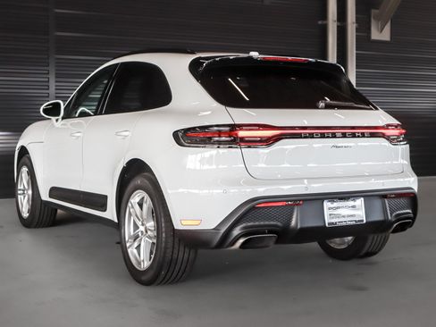 Certified 2025 Porsche Macan image 3