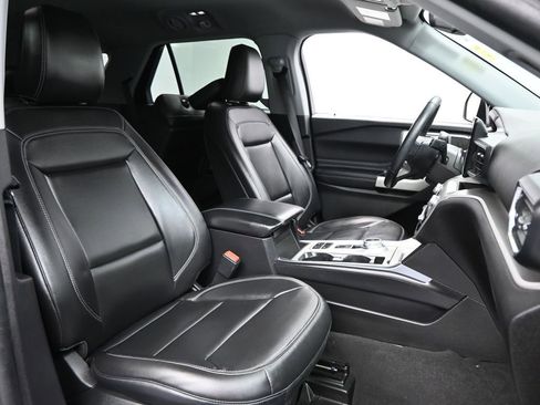 Used 2022 Ford Explorer XLT w/ Equipment Group 202A image 10