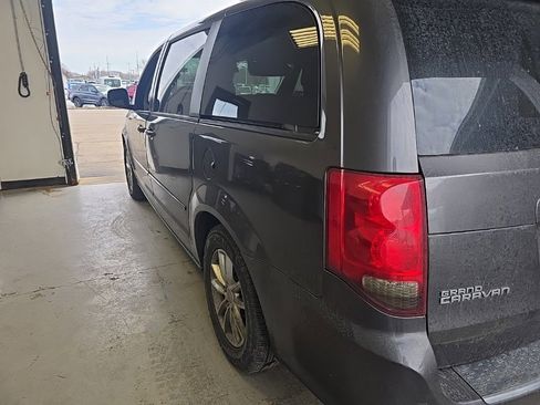 Used 2016 Dodge Grand Caravan SXT image 3