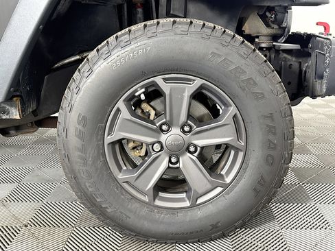 Used 2018 Jeep Wrangler Unlimited Rubicon w/ Connectivity Group image 29