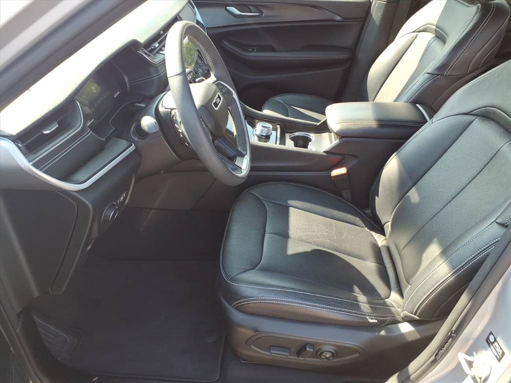 Used 2024 Jeep Grand Cherokee Laredo X w/ Luxury Tech Group I AWD/4WD image 12