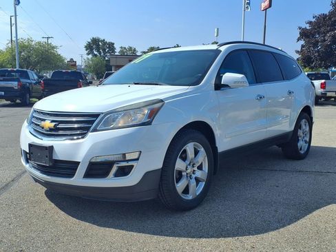 Used 2017 Chevrolet Traverse LT w/ Style and Technology Package image 3