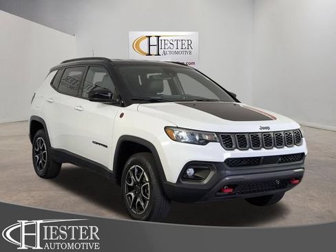 Used 2025 Jeep Compass Trailhawk AWD/4WD image 1