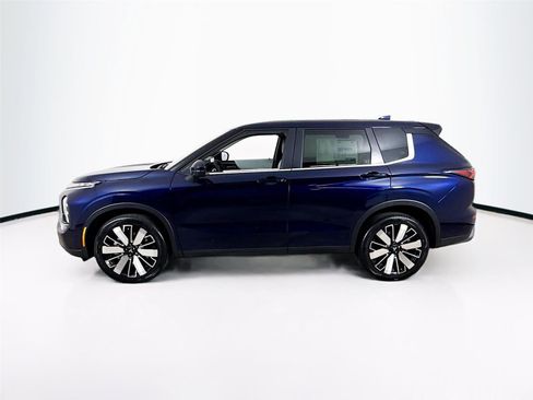 New 2025 Mitsubishi Outlander SE image 4