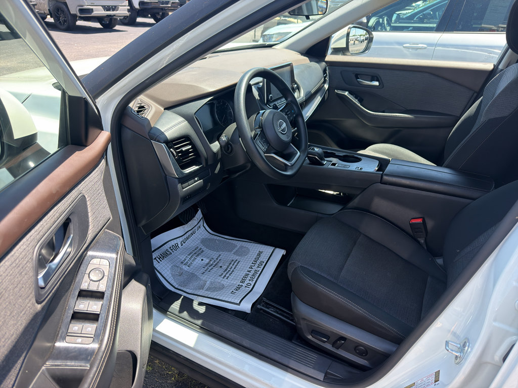 Used 2023 Nissan Rogue SV FWD image 8