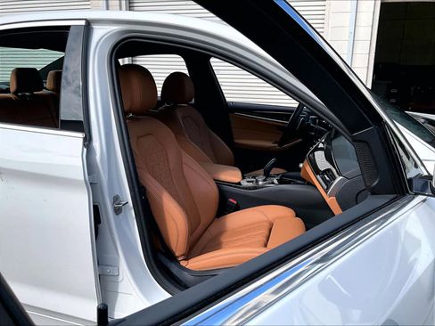 Used 2023 BMW 530i w/ Convenience Package image 9