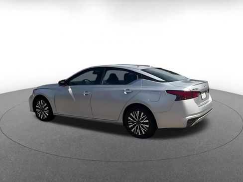 Used 2025 Nissan Altima 2.5 SV FWD image 10