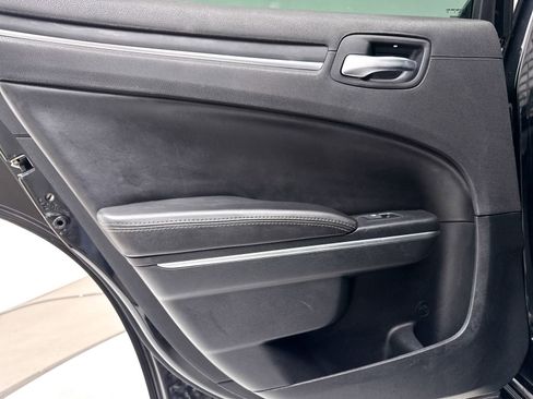 Used 2018 Chrysler 300 Limited image 23