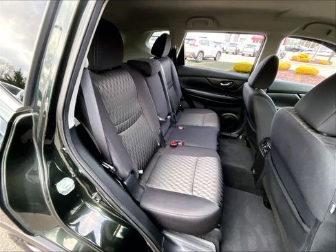 Used 2019 Nissan Rogue SV image 16