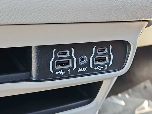 Used 2023 Chrysler Pacifica Touring-L image 31