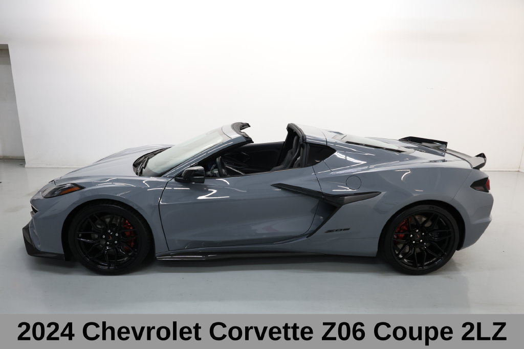 Used 2024 Chevrolet Corvette Z06 w/ Stealth Interior Trim Package RWD image 4