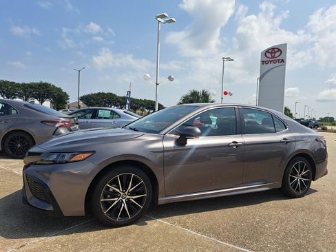 Used 2024 Toyota Camry SE FWD image 9