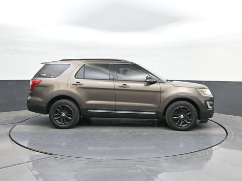 Used 2016 Ford Explorer XLT w/ Equipment Group 202A FWD image 23