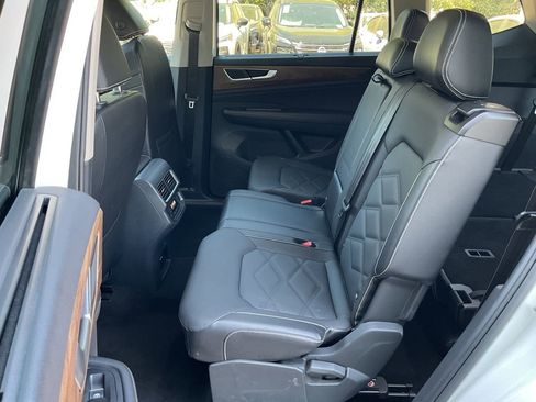 Used 2025 Volkswagen Atlas SE image 16