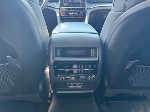 Used 2023 Jeep Grand Cherokee Laredo AWD/4WD image 10