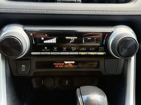 Used 2022 Toyota RAV4 LE FWD image 27