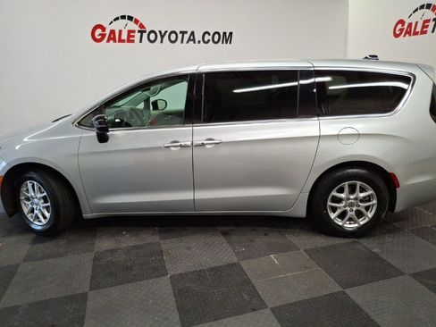 Used 2024 Chrysler Pacifica Touring-L image 9