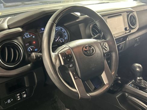 Used 2017 Toyota Tacoma TRD Off-Road w/ Premium & Technology Package AWD/4WD image 15