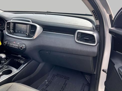 Used 2020 Kia Sorento LX FWD image 17