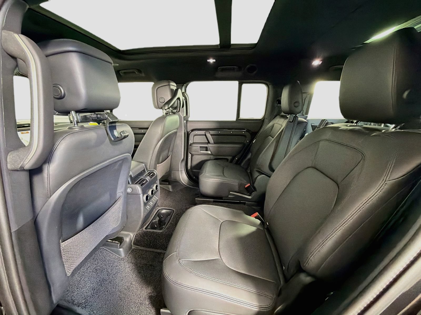 New 2026 Land Rover Defender 130 X-Dynamic SE AWD/4WD image 27