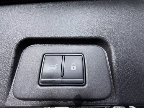 Used 2025 Nissan Rogue SV AWD/4WD image 41