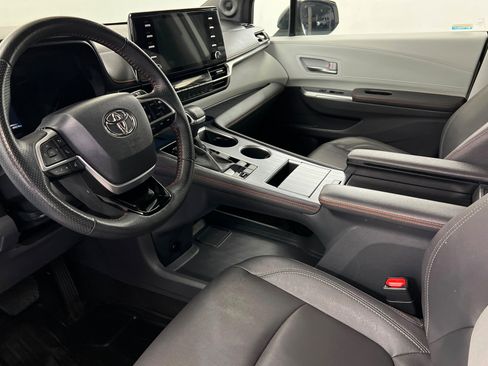 Used 2023 Toyota Sienna XSE w/ XSE Plus Package FWD image 15