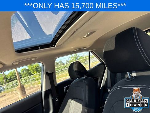 Used 2024 Hyundai Venue SEL FWD image 14