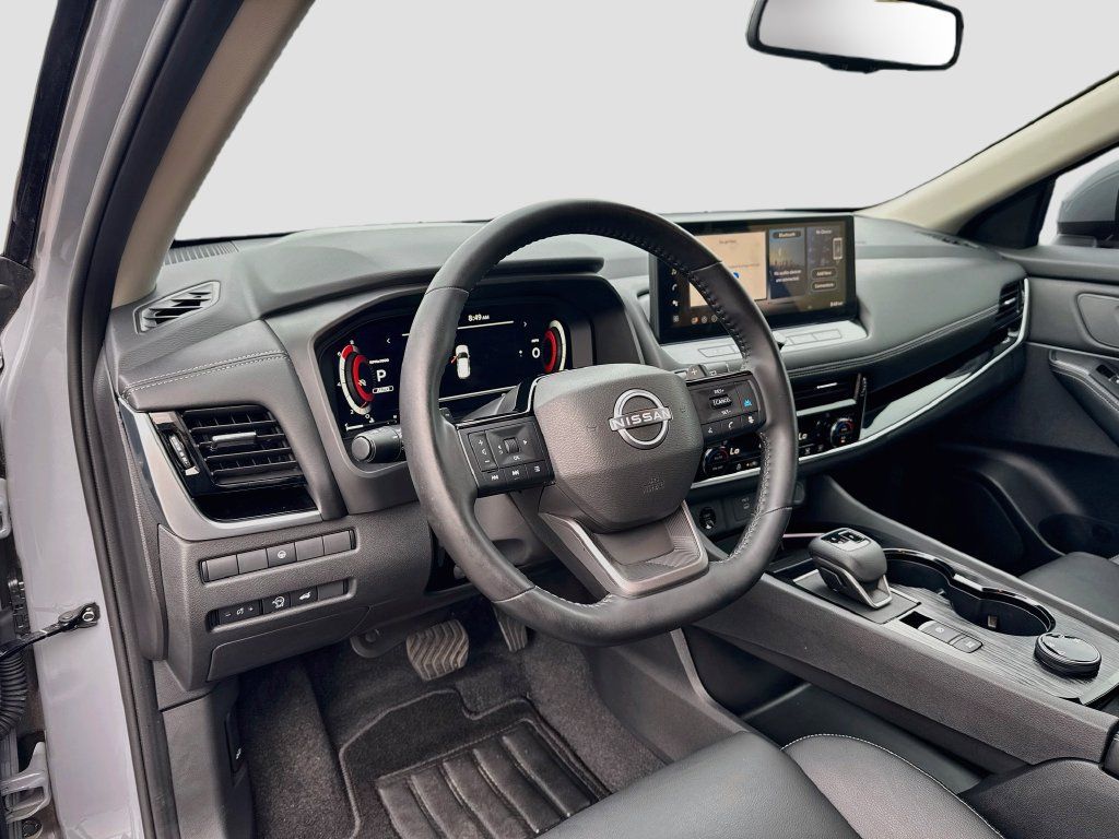 Used 2025 Nissan Rogue SL AWD/4WD image 9