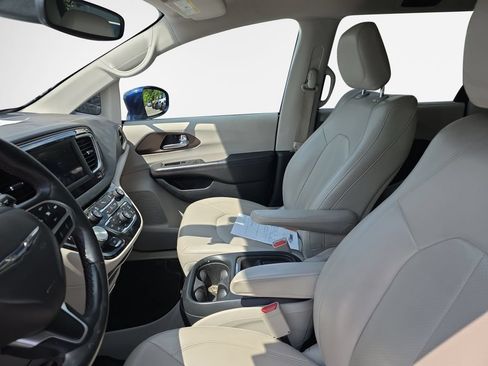 Used 2018 Chrysler Pacifica Touring-L FWD image 12