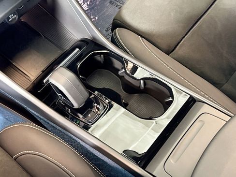 Used 2023 Volvo XC40 Recharge Ultimate image 16