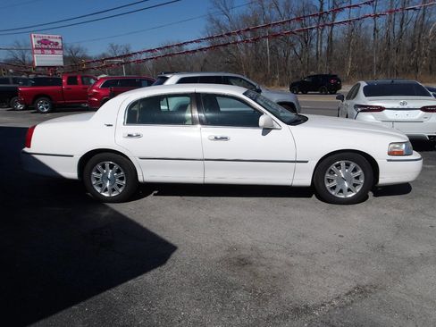 Used 2011 Lincoln Town Car Signature Limited image 4