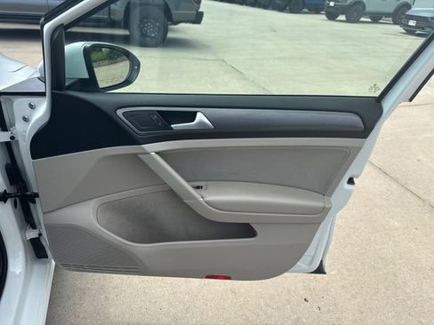 Used 2018 Volkswagen Golf S FWD image 21