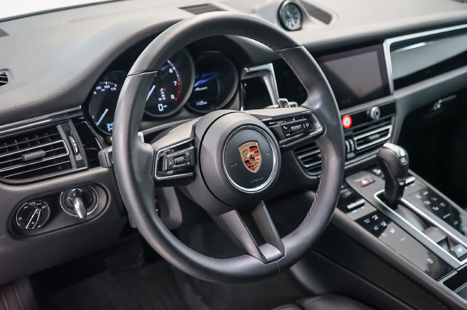 Certified 2026 Porsche Macan AWD/4WD image 4