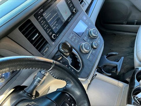 Used 2018 Toyota Sienna XLE w/ XLE Navigation Package image 13